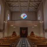 Tramite una scala scendiamo direttamente all�interno della chiesa, intitolata al Preziosissimo Sangue. Si compone di un�ampia aula rettangolare di oltre 450 metri quadri illuminata da vetrate colorate e moderni lampadari
